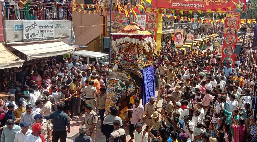 ಕೋಲಾರ ನಗರದಲ್ಲಿ ಶನಿವಾರ ಕರ್ನಾಟಕ ರಾಜ್ಯೋತ್ಸವ ಪ್ರಯುಕ್ತ ಆನೆ ಮೇಲಿನ ಅಂಬಾರಿಯಲ್ಲಿ ಕೋಲಾರಮ್ಮ ತಾಯಿಯ ಉತ್ಸವ ಮೂರ್ತಿ ಇಟ್ಟು ಮೆರವಣಿಗೆ ನಡೆಸಲಾಯಿತು