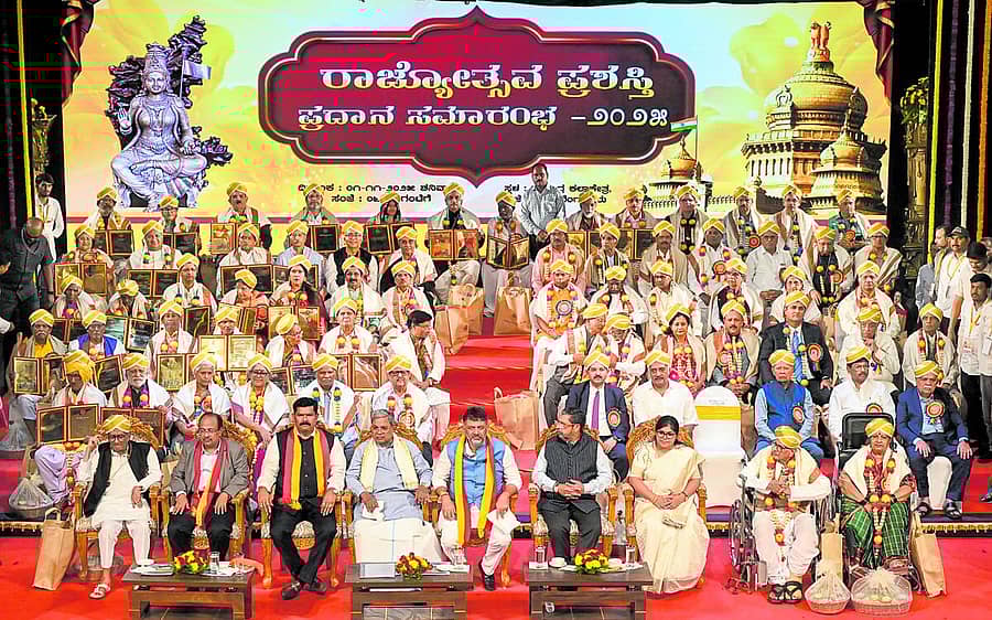 <div class="paragraphs"><p>ಕನ್ನಡ ಮತ್ತು ಸಂಸ್ಕೃತಿ ಇಲಾಖೆ ಬೆಂಗಳೂರಿನ ರವೀಂದ್ರ ಕಲಾಕ್ಷೇತ್ರದಲ್ಲಿ ಶನಿವಾರ ಆಯೋಜಿಸಿದ್ದ ಕಾರ್ಯಕ್ರಮದಲ್ಲಿ ವಿವಿಧ ಕ್ಷೇತ್ರದ 70 ಸಾಧಕರಿಗೆ ಮುಖ್ಯಮಂತ್ರಿ ಸಿದ್ದರಾಮಯ್ಯ ರಾಜ್ಯೋತ್ಸವ ಪ್ರಶಸ್ತಿ ಪ್ರದಾನ ಮಾಡಿದರು. ಕನ್ನಡ ಮತ್ತು ಸಂಸ್ಕೃತಿ ಸಚಿವ ಶಿವರಾಜ್ ಎಸ್. ತಂಗಡಗಿ, ಉಪಮುಖ್ಯಮಂತ್ರಿ ಡಿ.ಕೆ.ಶಿವಕುಮಾರ್ ಉಪಸ್ಥಿತರಿದ್ದರು.</p></div>