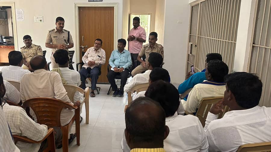 ಯಾದಗಿರಿ ಜಿಲ್ಲೆಯ ಕೆಂಭಾವಿಯ ಪೊಲೀಸ್ ಠಾಣೆಯಲ್ಲಿ ಶನಿವಾರ ನಡೆದ ಶಾಂತಿ ಸಭೆ