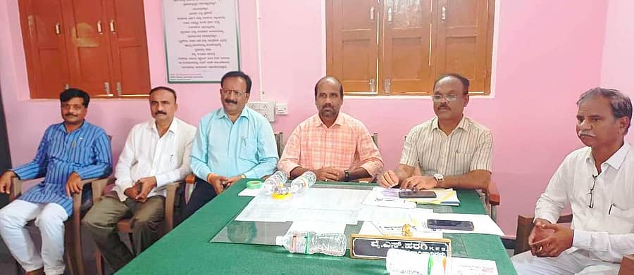 1ಎಸ್ಎಚ್ಪಿ 1:ಶಹಾಪುರದಲ್ಲಿ ನಡೆಯಲಿರುವ ರಾಜ್ಯಮಟ್ಟದ ಚೆಸ್ ಪಂದ್ಯಾವಳಿ ಕುರಿತು ಶನಿವಾರ ಬಿಇಒ ಕಚೇರಿಯಲ್ಲಿ ಸಭೆ ನಡೆಸಿದ ಡಿಡಿಪಿಐ ಚನ್ನಬಸಪ್ಪ ಮುಧೋಳ