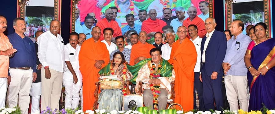 <div class="paragraphs"><p>ಮಂಡ್ಯ&nbsp;ನಗರದ ನಾಲ್ವಡಿ ಕೃಷ್ಣರಾಜ ಒಡೆಯರ್‌ ಕಲಾಮಂದಿರದಲ್ಲಿ ಶನಿವಾರ ಜಯರಾಮ್‌ ರಾಯಪುರ ಮತ್ತು ಶಿಲ್ಪಾಗೌಡ ದಂಪತಿಯನ್ನು ಅಭಿನಂದಿಸಲಾಯಿತು.</p></div>