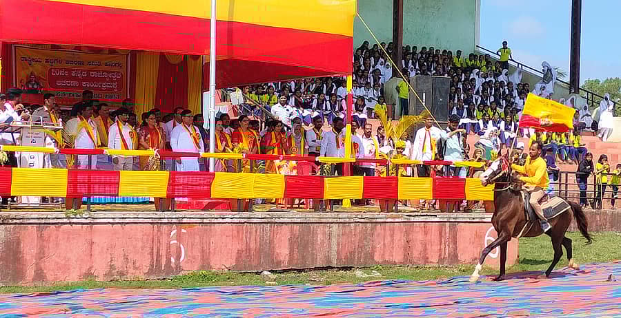 ಹಾನಗಲ್ ತಾಲ್ಲೂಕು ಕ್ರೀಡಾಂಗಣದಲ್ಲಿ ಶನಿವಾರ ನಡೆದ ಕನ್ನಡ ರಾಜ್ಯೋತ್ಸವ ಸಮಾರಂಭದಲ್ಲಿ ಕುದುರೆ ಸಾಹಸ ಗಮನ ಸೆಳೆಯಿತು.