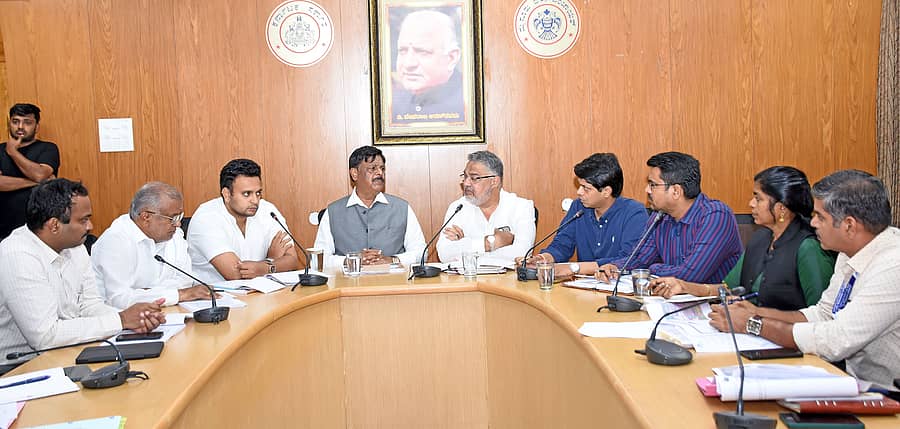 ಜಿ.ಪಂ. ಸಭಾಂಗಣದಲ್ಲಿ ಶನಿವಾರ ನಡೆದ ಸಭೆಯಲ್ಲಿ ಸಚಿವ ಡಾ. ಎಚ್.ಸಿ. ಮಹದೇವಪ್ಪ ಮಾತನಾಡಿದರು. ಯುಕೇಶ್ಕುಮಾರ್, ಜಿ.ಟಿ. ದೇವೇಗೌಡ, ಯದುವೀರ್ ಕೃಷ್ಣದತ್ತ ಚಾಮರಾಜ ಒಡೆಯರ್, ತನ್ವೀರ್ ಸೇಠ್, ಲಕ್ಷ್ಮೀಕಾಂತ ರೆಡ್ಡಿ, ಶೇಖ್ ತನ್ವೀರ್ ಆಸಿಫ್ ಜೊತೆಗಿದ್ದರು – ಪ್ರಜಾವಾಣಿ ಚಿತ್ರ