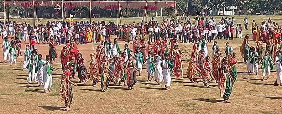 ಬ್ಯಾಡಗಿ ತಾಲ್ಲೂಕು ಕ್ರೀಡಾಂಗಣದಲ್ಲಿ ಶನಿವಾರ ಕನ್ನಡ ರಾಜ್ಯೋತ್ಸವದ ಅಂಗವಾಗಿ ಮಹಾಶಯ ಧರ್ಮಪಾಲ್ ಪ್ರೌಢ ಶಾಲಾ ವಿದ್ಯಾರ್ಥಿಗಳಿಂದ ನಡೆದ ನೃತ್ಯ ರೂಪಕ