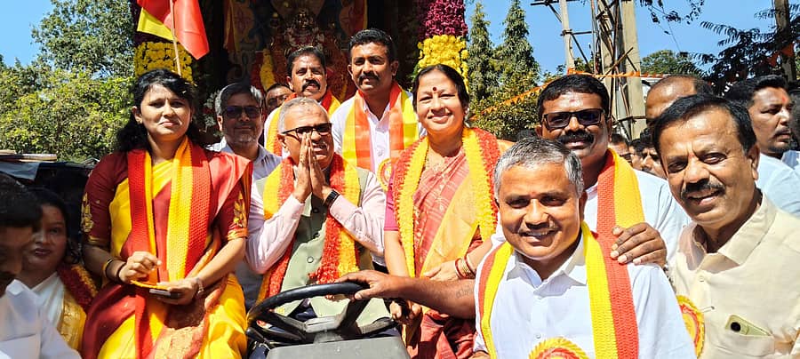 ಮಾಲೂರು ತಾಲ್ಲೂಕು ಕಚೇರಿ ಮುಂಭಾಗದಲ್ಲಿ ಕರ್ನಾಟಕ ರಕ್ಷಣಾ ವೇದಿಕೆ (ನಾರಾಯಣಗೌಡ ಬಣ)ವತಿಯಿಂದ ಶನಿವಾರ ಹಮ್ಮಿಕೊಂಡಿದ್ದ 70ನೇ ಕನ್ನಡ ರಾಜ್ಯೋತ್ಸವ ಕಾರ್ಯಕ್ರಮದಲ್ಲಿ ಶಾಸಕ ಕೆ.ವೈ.ನಂಜೇಗೌಡ ನಾಡ ದೇವಿಗೆ ಪೂಜೆ ಸಲ್ಲಿಸಿದರು. ಪಲ್ಲಕ್ಕಿ ವಾಹನವನ್ನು ಚಾಲನೆ ಮಾಡುವ ಮೂಲಕ ಮೆರವಣಿಗೆಗೆ ಚಾಲನೆ ನೀಡಿದರು