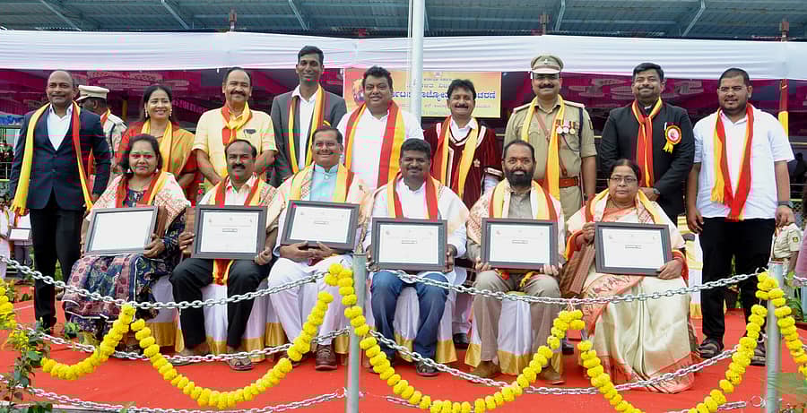 ವಿಜಯಪುರ ಜಿಲ್ಲಾಡಳಿತದಿಂದ ನಗರದ ಡಾ.ಬಿ.ಆರ್.ಅಂಬೇಡ್ಕರ್‌ ಜಿಲ್ಲಾ ಕ್ರೀಡಾಂಗಣದಲ್ಲಿ ಶನಿವಾರ ಆಯೋಜಿಸಿದ್ದ ಕರ್ನಾಟಕ ರಾಜ್ಯೋತ್ಸವ ಕಾರ್ಯಕ್ರಮದಲ್ಲಿ ವಿವಿಧ ಕ್ಷೇತ್ರದ ಸಾಧಕರನ್ನು ಸನ್ಮಾನಿಸಲಾಯಿತು– ಪ್ರಜಾವಾಣಿ ಚಿತ್ರ 
