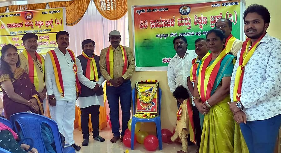 ಚನ್ನಪಟ್ಟಣದಲ್ಲಿ ಕನ್ನಡ ರಾಜ್ಯೋತ್ಸವ ಅಂಗವಾಗಿ ನಡೆದ ಉಪನ್ಯಾಸ ಕಾರ್ಯಕ್ರಮದಲ್ಲಿ ಭುವನೇಶ್ವರಿ ಭಾವಚಿತ್ರಕ್ಕೆ ಪುಷ್ಪನಮನ ಸಲ್ಲಿಸಲಾಯಿತು. ಉಪನ್ಯಾಸಕ ಬಿ.ಪಿ. ಸುರೇಶ್, ಬಿ.ಆರ್. ಶಿವಕುಮಾರ್ ಬ್ಯಾಡರಹಳ್ಳಿ, ಇತರರು ಹಾಜರಿದ್ದರು