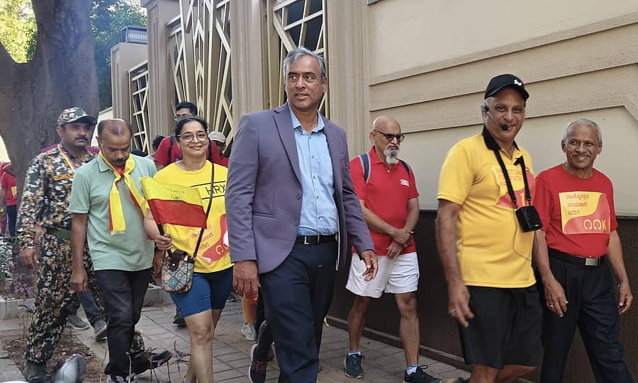 ‘ರಾಜ್ಯೋತ್ಸವ ಪಾದಚಾರಿ ನಡಿಗೆ – 11ಕೆ’ ಅಭಿಯಾನದಲ್ಲಿ ಎಂ. ಮಹೇಶ್ವರ ರಾವ್‌ ಮತ್ತು ನಾಗರಿಕರು ಭಾಗವಹಿಸಿದ್ದರು