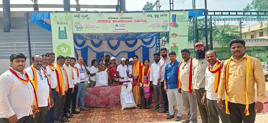 ಸಿರುಗುಪ್ಪ ತಾಲ್ಲೂಕು ಮೈದಾನದಲ್ಲಿ ನಗರಸಭೆ ಕಾರ್ಯಾಲಯದಿಂದ ರಾಜೋತ್ಸವ ಅಂಗವಾಗಿ ಏರ್ಪಡಿಸಿದ ಸಾವಯವ ಗೊಬ್ಬರವನ್ನು ಬಳಸಿ ನಗರವನ್ನು ಸ್ವಚ್ಚಗೊಳಿಸಿ, ಮಣ್ಣಿನ ಫಲವತ್ತತೆ ಉಳಿಸಿ ಎಂದು ಜಾಗೃತಿ ಅಧಿಕಾರಿಗಳು ಭಾಗವಹಿಸಿದ್ದರು