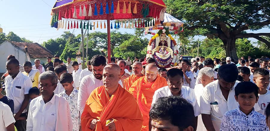 ಹಿರೀಸಾವೆ ಹೋಬಳಿಯ ಕಬ್ಬಳಿಯ ಬಸವೇಶ್ವರ ಸ್ವಾಮಿಯ ಉತ್ಸವ ಮೂರ್ತಿಯನ್ನು ಮೂಲ ಸ್ಥಾನಕ್ಕೆ ಕರೆದುಕೊಂಡು ಬರುವ ಮೂಲಕ ಜಾತ್ರಾ ಮಹೋತ್ಸವಕ್ಕೆ ಶನಿವಾರ ಆದಿಚುಂಚನಗಿರಿ ಮಠದ ನಿರ್ಮಲಾನಂದನಾಥ ಸ್ವಾಮೀಜಿ ಚಾಲನೆ ನೀಡಿದರು. ಶಂಭುನಾಥಸ್ವಾಮೀಜಿ, ಶಿವಪುತ್ರನಾಥ ಸ್ವಾಮೀಜಿ, ಜನಪ್ರತಿನಿಧಿಗಳು, ಗ್ರಾಮಸ್ಥರು ಪಾಲ್ಗೊಂಡಿದ್ದರು