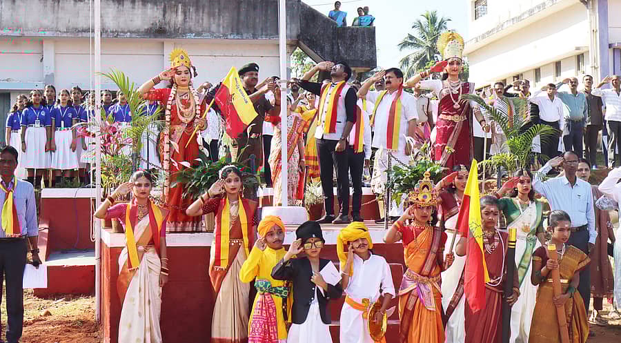ತೀರ್ಥಹಳ್ಳಿಯಲ್ಲಿ ರಾಜ್ಯೋತ್ಸವದ ಅಂಗವಾಗಿ ಶನಿವಾರ ಧ್ವಜಾರೋಹಣ ನೆರವೇರಿತು