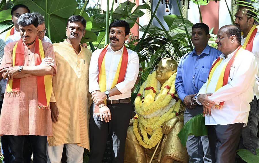 ಕಹಳೆ ಬಂಡೆಯಲ್ಲಿ ಹಮ್ಮಿಕೊಂಡಿದ್ದ ಕರ್ನಾಟಕ ರಾಜ್ಯೋತ್ಸವದಲ್ಲಿ ವೀರಕಪುತ್ರ ಶ್ರೀನಿವಾಸ್‌ ಮಾತನಾಡಿದರು