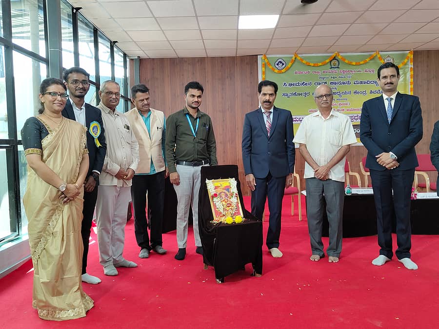 ಶಿವಮೊಗ್ಗದಲ್ಲಿ ಶನಿವಾರ ಭುವನೇಶ್ವರಿ ಭಾವಚಿತ್ರಕ್ಕೆ ಹೈಕೋರ್ಟ್ ನ್ಯಾಯಾಧೀಶ ಎಚ್‌.ಪಿ.ಸಂದೇಶ್‌ ಸೇರಿದಂತೆ ಅತಿಥಿಗಳು ಗೌರವ ಸಲ್ಲಿಸಿದರು