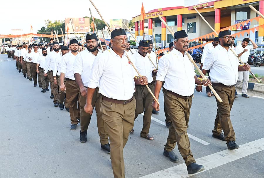 ಹೊಳಲ್ಕೆರೆಯಲ್ಲಿ ಶನಿವಾರ ಸಂಜೆ ನಡೆದ ಆರ್‌ಎಸ್‌ಎಸ್ ಪಥ ಸಂಚಲನ ಕಾರ್ಯಕ್ರಮದಲ್ಲಿ ಶಾಸಕ ಎಂ.ಚಂದ್ರಪ್ಪ ಭಾಗವಹಿಸಿದ್ದರು