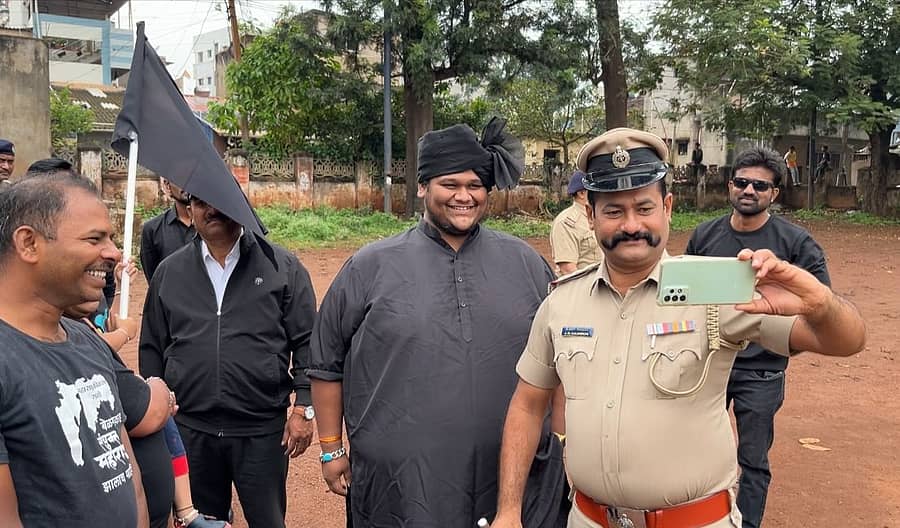 <div class="paragraphs"><p>ಶುಭಂ ಶೆಳಕೆ ಜತೆಗೆ ಪೊಲೀಸ್ ಇನ್ಸ್ಪೆಕ್ಟರ್ ಜೆ.ಎಂ.ಕಾಲಿಮಿರ್ಚಿ ಸೆಲ್ಫಿ ಕ್ಲಿಕ್ಕಿಸಿಕೊಂಡ ಕ್ಷಣ</p></div>