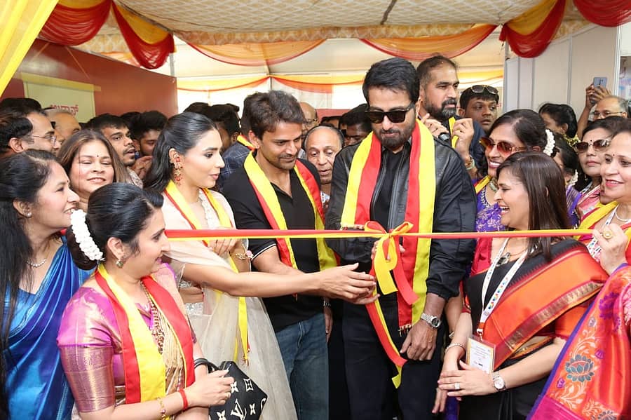 ಮೈಸೂರಿನ ಮಹಾರಾಜ ಕಾಲೇಜು ಮೈದಾನದಲ್ಲಿ ಜಿತೋ ಮಹಿಳಾ ಘಟಕದಿಂದ ಶನಿವಾರದಿಂದ ಆಯೋಜಿಸಿರುವ ‘ರಾಷ್ಟ್ರೀಯ ಮಹಿಳಾ ಉಡಾನ್ 2.0 ಸಮಾವೇಶ’ಕ್ಕೆ ಚಲನಚಿತ್ರ ಕಲಾವಿದರಾದ ಸಪ್ತಮಿ ಗೌಡ, ಡಾಲಿ ಧನಂಜಯ ಹಾಗೂ ಸೋನು ಸೂದ್ ಚಾಲನೆ ನೀಡಿದರು