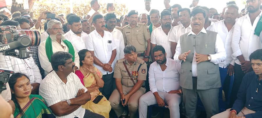 ಸರಗೂರು ತಾಲ್ಲೂಕಿನ ಕೂಡಗಿ ಗ್ರಾಮದಲ್ಲಿ ಹುಲಿ ದಾಳಿಗೆ ಬಲಿಯಾದ ದೊಡ್ಡನಿಂಗಯ್ಯ ಅವರ ಮನೆಗೆ ಭೇಟಿ ನೀಡಿದ ಜಿಲ್ಲಾ ಉಸ್ತುವಾರಿ ಸಚಿವ ಎಚ್.ಸಿ.ಮಹದೇವಪ್ಪ ಕುಟುಂಬದವರಿಗೆ ಸಾಂತ್ವನ ಹೇಳಿದರು. ಶಾಸಕ ಅನಿಲ್ ಚಿಕ್ಕಮಾದು ಹಾಜರಿದ್ದರು