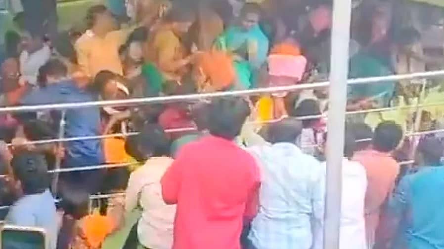 <div class="paragraphs"><p>ಆಂಧ್ರದ ಶ್ರೀಕಾಕುಳಂನ ವೆಂಕಟೇಶ್ವರ ಖಾಸಗಿ ದೇವಸ್ಥಾನದಲ್ಲಿ ಕಾಲ್ತುಳಿತ</p></div>