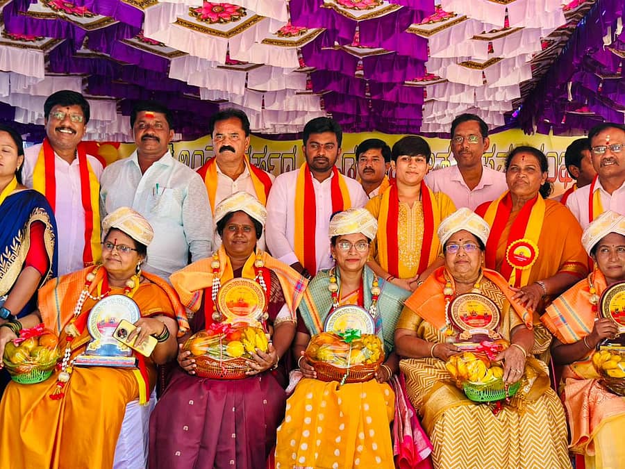 ದೊಡ್ಡಬಳ್ಳಾಪುರ ರಾಷ್ಟ್ರೀಯ ಹಬ್ಬಗಳ ಆಚರಣ ಸಮಿತಿಯಿಂದ ನಡೆದ ರಾಜ್ಯೋತ್ಸವದಲ್ಲಿ ವಿವಿಧ ಕ್ಷೇತ್ರದಲ್ಲಿ ಸಾಧನೆ ಮಾಡಿದ ಮಹಿಳೆಯರಿಗೆ ಕಿತ್ತೂರು ರಾಣಿ ಚೆನ್ನಮ್ಮ ಪ್ರಶಸ್ತಿ ನೀಡಿ ಗೌರವಿಸಲಾಯಿತು