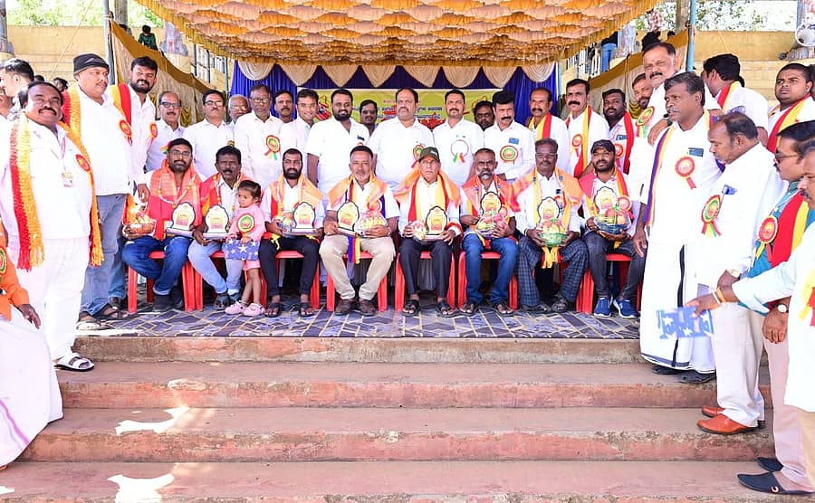 ಗುಂಡ್ಲುಪೇಟೆ ಪಟ್ಟಣದ ಡಿ.ದೇವರಾಜ ಅರಸು ಕ್ರೀಡಾಂಗಣದಲ್ಲಿ ನಡೆದ 70ನೇ ಕನ್ನಡ ರಾಜ್ಯೋತ್ಸವದಲ್ಲಿ ವಿವಿಧ ಕ್ಷೇತ್ರಗಳ ಸಾಧಕರನ್ನು ಸನ್ಮಾನಿಸಲಾಯಿತು