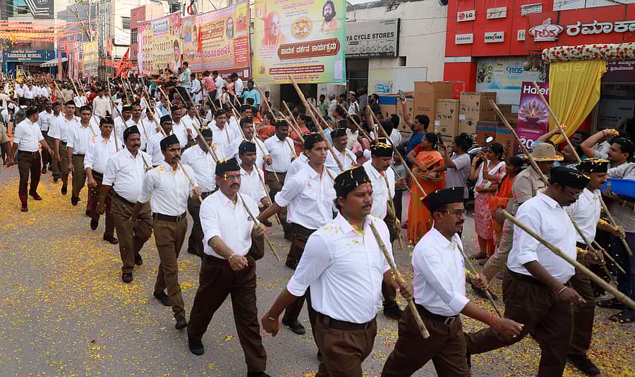 ರಾಯಚೂರಿನಲ್ಲಿ ಶನಿವಾರ ರಾಷ್ಟ್ರೀಯ ಸ್ವಯಂ ಸೇವಕ ಸಂಘದ ಗಣವೇಷಧಾರಿಗಳು ಪಥ ಸಂಚಲನ ನಡೆಸಿದರು