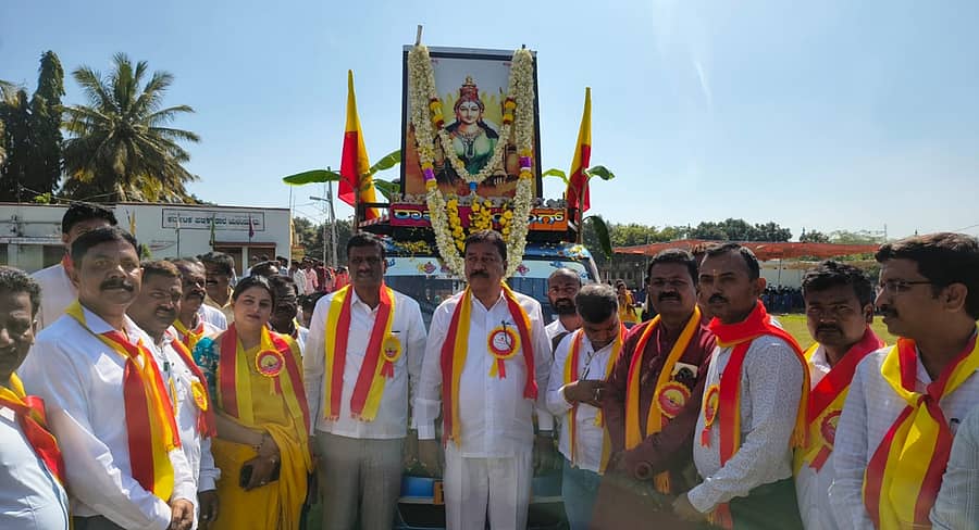 ಯಳಂದೂರು ಪಟ್ಟಣದಲ್ಲಿ ತಾಲ್ಲೂಕು ಆಡಳಿತ ಆಯೋಜಿಸಿದ್ದ 70ನೇ ಕರ್ನಾಟಕ ರಾಜ್ಯೋತ್ಸವದ ಮೆರವಣಿಗೆಯಲ್ಲಿ ಶನಿವಾರ ಶಾಸಕ ಎ.ಆರ್.ಕೃಷ್ಣಮೂರ್ತಿ ಪಾಲ್ಗೊಂಡರು