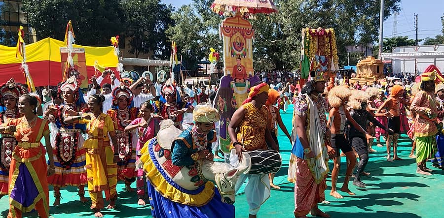 ಚನ್ನರಾಯಪಟ್ಟಣದಲ್ಲಿ ಶನಿವಾರ ಕನ್ನಡ ರಾಜ್ಯೋತ್ಸವದ ದಿನಾಚರಣೆಯಲ್ಲಿ ಶಾಲಿನಿ ವಿದ್ಯಾಶಾಲೆಯ ವಿದ್ಯಾರ್ಥಿಗಳು ಸಾಂಸ್ಕೃತಿಕ ಕಾರ್ಯಕ್ರಮ ನಡೆಸಿಕೊಟ್ಟರು