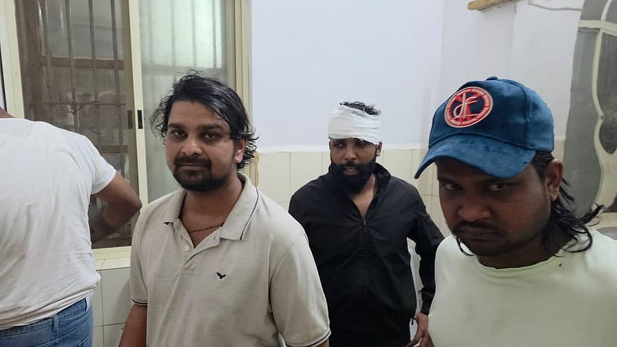 <div class="paragraphs"><p>ಬೆಳಗಾವಿಯಲ್ಲಿ ಶನಿವಾರ ಚಾಕು– ಜಂಬೆ ಇರಿತದಿಂದ ಗಾಯಗೊಂಡ ಯುವಕರಿಗೆ ಜಿಲ್ಲಾಸ್ಪತ್ರೆಯಲ್ಲಿ ಚಿಕಿತ್ಸೆ ನೀಡಲಾಯಿತು</p></div>