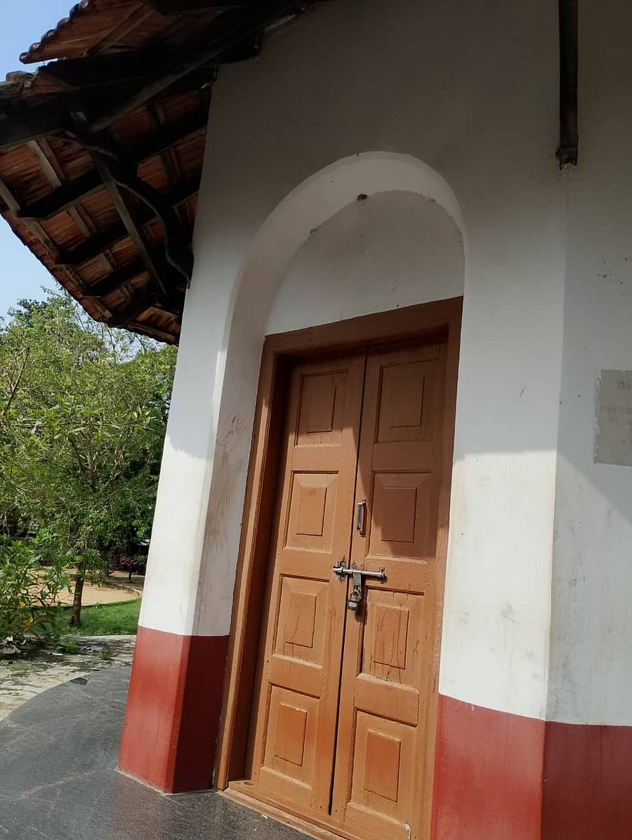 ರೇಡಿಯೊ ಟವರ್ನ ಮುಖ್ಯ ಬಾಗಿಲು