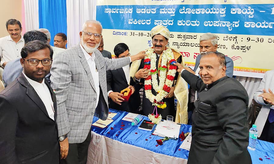 ಕೊಪ್ಪಳದಲ್ಲಿ ಶುಕ್ರವಾರ ನಡೆದ ಕಾರ್ಯಕ್ರಮದಲ್ಲಿ ಹಿರಿಯ ವಕೀಲರು ಉಪಲೋಕಾಯುಕ್ತ ನ್ಯಾಯಮೂರ್ತಿ ಬಿ.ವೀರಪ್ಪ ಅವರನ್ನು ಸನ್ಮಾನಿಸಿದರು