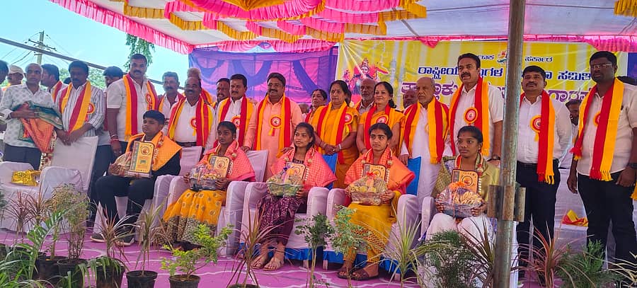 ಬಂಗಾರಪೇಟೆಯಲ್ಲಿ ಕರ್ನಾಟಕ ರಾಜ್ಯೋತ್ಸವ ಕಾರ್ಯಕ್ರಮದಲ್ಲಿ ಕನ್ನಡ ಭಾಷೆಯಲ್ಲಿ ಹೆಚ್ಚಿನ ಅಂಕಗಳನ್ನು ಗಳಿಸಿದ ವಿದ್ಯಾರ್ಥಿಗಳನ್ನು ಸನ್ಮಾನಿಸಲಾಯಿತು