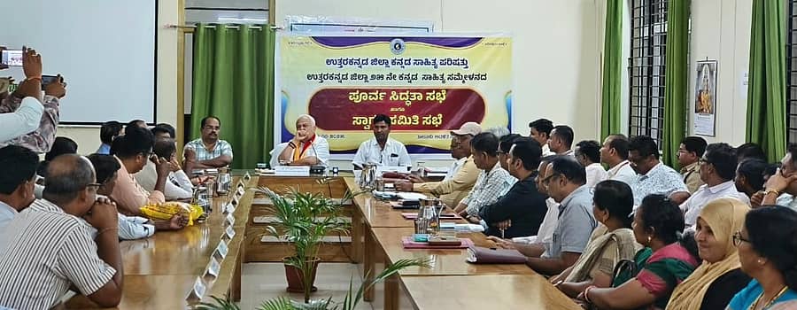 ದಾಂಡೇಲಿ ಆಡಳಿತ ಸೌಧದ ಸಭಾಂಗಣದಲ್ಲಿ ಉತ್ತರ ಕನ್ನಡ ಜಿಲ್ಲಾ ಕನ್ನಡ ಸಾಹಿತ್ಯ ಸಮ್ಮೇಳನ ಪೂರ್ವಭಾವಿ ಸಭೆಯಲ್ಲಿ ಶಾಸಕ ಆರ್ ವಿ ದೇಶಪಾಂಡೆ ಮಾತನಾಡಿದರು.