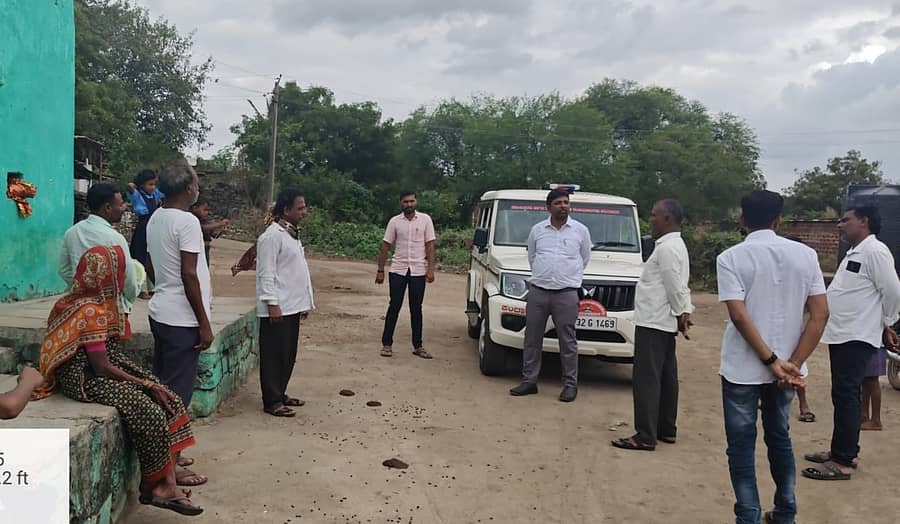 ಕಲಬುರಗಿ ಜಿಲ್ಲೆ ಕಮಲಾಪುರ ತಾಲ್ಲೂಕಿನ ಮಳಸಾಪುರ ಗ್ರಾಮಕ್ಕೆ ಭೇಟಿ ನೀಡಿದ ತಹಶೀಲ್ದಾರ್‌ ಮೊಹಮ್ಮದ್‌ ಮೋಸಿನ್‌ ಅಹಮ್ಮದ್‌ ಭೂಕಂಪನದ ಬಗ್ಗೆ ಸಾರ್ವಜನಿಕರೊಂದಿಗೆ ಚರ್ಚಿಸಿದರು