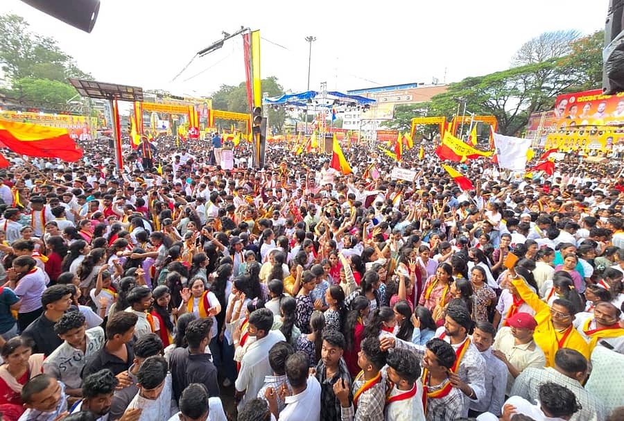 <div class="paragraphs"><p>ಬೆಳಗಾವಿಯಲ್ಲಿ ಶನಿವಾರ ನಡೆದ ಕರ್ನಾಟಕ ರಾಜ್ಯೋತ್ಸವ ಮೆರವಣಿಗೆಯಲ್ಲಿ ಅಪಾರ ಸಂಖ್ಯೆಯಲ್ಲಿ ಜನರು ಕುಣಿದು ಕುಪ್ಪಳಿಸಿದರು </p></div>