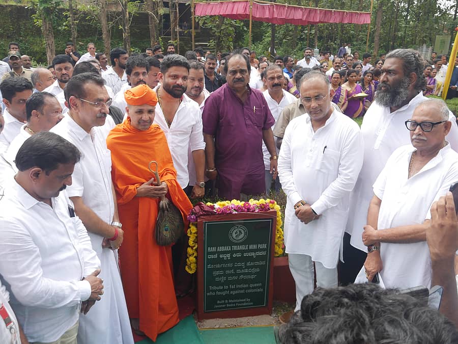 ಮೂಡುಬಿದಿರೆಯ ಚೌಟರ ಅರಮನೆಯ ಮುಂಭಾಗದ ಉದ್ಯಾನದಲ್ಲಿ ಚೌಟರಾಣಿ ಅಬ್ಬಕ್ಕ ಪ್ರತಿಮೆಯನ್ನು ಜಿಲ್ಲಾ ಉಸ್ತುವಾರಿ ಸಚಿವ ದಿನೇಶ್ ಗುಂಡೂರಾವ್ ಶನಿವಾರ ಅನಾವರಣಗೊಳಿಸಿದರು