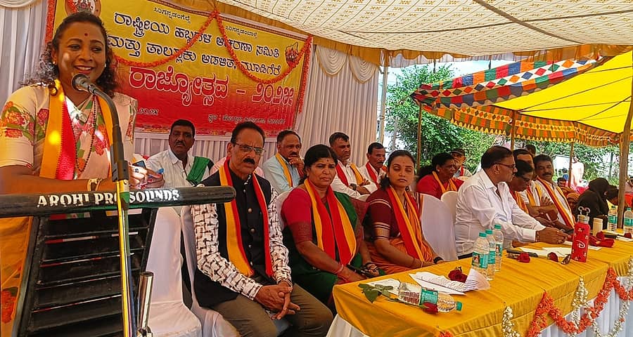 ಮೂಡಿಗೆರೆ ಪಟ್ಟಣದ ಹೊಯ್ಸಳ ಕ್ರೀಡಾಂಗಣದಲ್ಲಿ ಏರ್ಪಡಿಸಿದ್ದ ಕನ್ನಡ ರಾಜ್ಯೋತ್ಸವದಲ್ಲಿ ಶಾಸಕಿ ನಯನಾ ಮೋಟಮ್ಮ ಮಾತನಾಡಿದರು