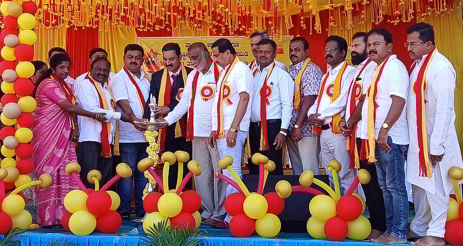 <div class="paragraphs"><p>ಚನ್ನಪಟ್ಟಣದಲ್ಲಿ ನಡೆದ 70ನೇ ಕನ್ನಡ ರಾಜ್ಯೋತ್ಸವ ಸಮಾರಂಭವನ್ನು ಚನ್ನಪಟ್ಟಣ ಯೋಜನಾ ಪ್ರಾಧಿಕಾರದ ಅಧ್ಯಕ್ಷ ಎಸ್.ಆರ್. ಪ್ರಮೋದ್ ಉದ್ಘಾಟಿಸಿದರು. ತಹಶೀಲ್ದಾರ್ ಬಿ.ಎನ್.ಗಿರೀಶ್, ನಗರಸಭೆ ಅಧ್ಯಕ್ಷ ವಾಸಿಲ್ ಆಲಿಖಾನ್, ಇತರರು ಹಾಜರಿದ್ದರು</p></div>