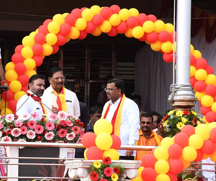 ಧಾರವಾಡದಲ್ಲಿ ರಾಜ್ಯೋತ್ಸವ ಕಾರ್ಯಕ್ರಮದಲ್ಲಿ ವಿದ್ಯುತ್ ಪೂರೈಕೆ ಸ್ಥಗಿತವಾದಾಗ ಸಚಿವ ಸಂತೋಷ ಲಾಡ್ ಅವರು ಭಾಷಣ ನಿಲ್ಲಿಸಿ ಕೆಲ ನಿಮಿಷ ಕಾದರು ಪ್ರಜಾವಾಣಿ ಚಿತ್ರ