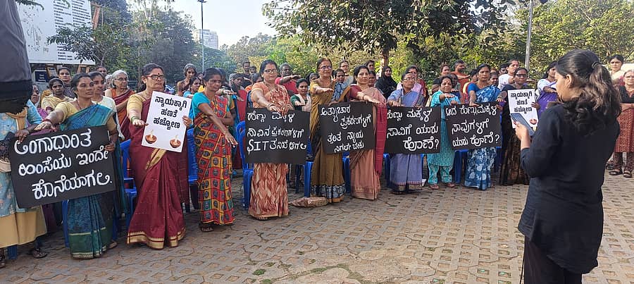 ಧರ್ಮಸ್ಥಳ ಪೊಲೀಸ್ ಠಾಣಾ ವ್ಯಾಪ್ತಿಯಲ್ಲಿ ನಡೆದಿರುವ ಅಪರಾಧ ಪ್ರಕರಣಗಳ ಸಂತ್ರಸ್ತರಿಗೆ ನ್ಯಾಯ ಒದಗಿಸುವಂತೆ ಆಗ್ರಹಿಸಿ ಬೆಂಗಳೂರಿನ ಸ್ವಾತಂತ್ರ್ಯ ಉದ್ಯಾನದಲ್ಲಿ ಶನಿವಾರ ಸಹಿ ಸಂಗ್ರಹ ಅಭಿಯಾನ ನಡೆಯಿತು