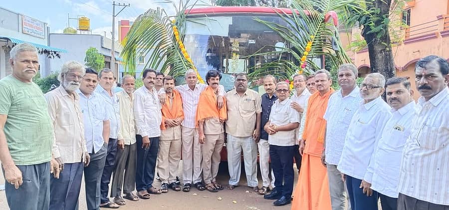 ಬೀದರ್ನ ಚನ್ನಬಸವ ನಗರದ ನಿವಾಸಿಗಳು ನೂತನ ಬಸ್ ಸೇವೆ ಸ್ವಾಗತಿಸಿ, ಚಾಲಕ ಹಾಗೂ ನಿರ್ವಾಹಕನನ್ನು ಸನ್ಮಾನಿಸಿದರು