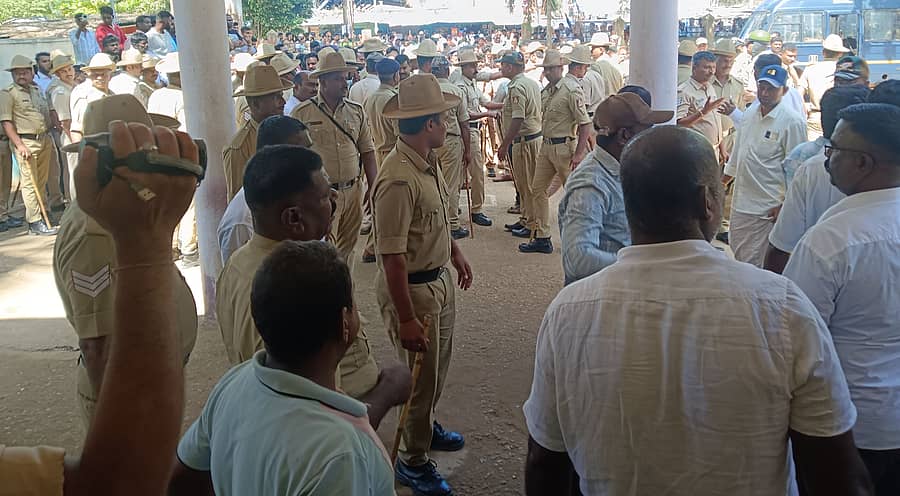 ಪೊಲೀಸರ ಹಿಂಸೆಗೆ ಬೇಸತ್ತು ಯುವಕನ ಆತ್ಮಹತ್ಯೆ ಯತ್ನಿಸಿದ್ದು ನ್ಯಾಯಕ್ಕಾಗಿ ಆಗ್ರಹಿಸಿ ಸಾರ್ವಜನಿಕರು ಸಂತೇಬೆನ್ನೂರು ಪೊಲೀಸ್ ಠಾಣೆಗೆ ಶನಿವಾರ ಮುತ್ತಿಗೆ ಹಾಕಿದರು