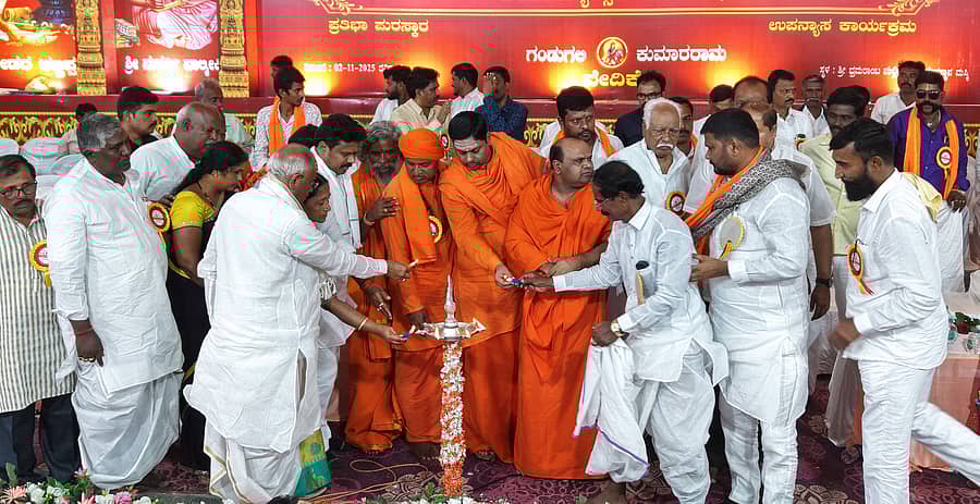 ಮಸ್ಕಿಯಲ್ಲಿ ಭಾನುವಾರ ನಡೆದ ವಾಲ್ಮೀಕಿ ಜಯಂತಿ ಹಾಗೂ ತಾಲ್ಲೂಕು ಸಮಾವೇಶವನ್ನು ಮಹರ್ಷಿ ವಾಲ್ಮೀಕಿ ಅಭಿವೃದ್ಧಿ ನಿಗಮದ ಅಧ್ಯಕ್ಷ ಬಸನಗೌಡ ದದ್ದಲ್ ಉದ್ಘಾಟಿಸಿದರು