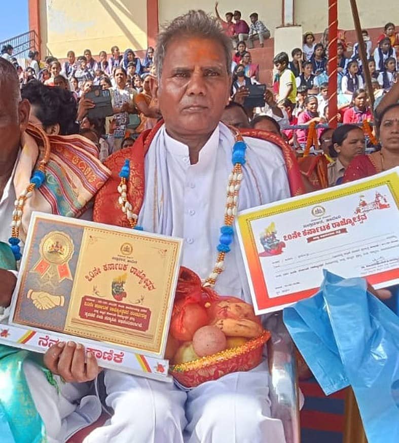 ಸಂಗೀತ ಮತ್ತು ರಂಗಭೂಮಿ ವಿಭಾಗದಲ್ಲಿ ಸಾಧನೆಗಾಗಿ ತಾಲ್ಲೂಕಿನ ಕಾಲ್ವೆಕಲ್ಲಾಪುರ ಗ್ರಾಮದ ಹಿರಿಯ ರಂಗಕರ್ಮಿ ಮಧುಕುಮಾರ ಹರಿಜನ ಅವರು ಈ ಸಾಲಿನ ಜಿಲ್ಲಾ ಕನ್ನಡ ರಾಜ್ಯೋತ್ಸವ ಪ್ರಶಸ್ತಿಗೆ ಭಾಜನರಾಗಿದ್ದಾರೆ.