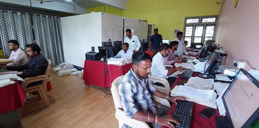 ಬಸವನಬಾಗೇವಾಡಿ ಮಿನಿ ವಿಧಾನಸೌಧ ಮೊದಲ ಮಹಡಿಯಲ್ಲಿ ಸ್ಥಾಪಿಸಿರುವ ಅಧುನಿಕ ಅಭಿಲೇಖಾಲಯದಲ್ಲಿ ಸಿಬ್ಬಂದಿ ವರ್ಗ ಭೂದಾಖಲೆಗಳ ಗಣಕೀಕರಣ ಕಾರ್ಯದಲ್ಲಿ ನಿರತರಾಗಿರುವುದು