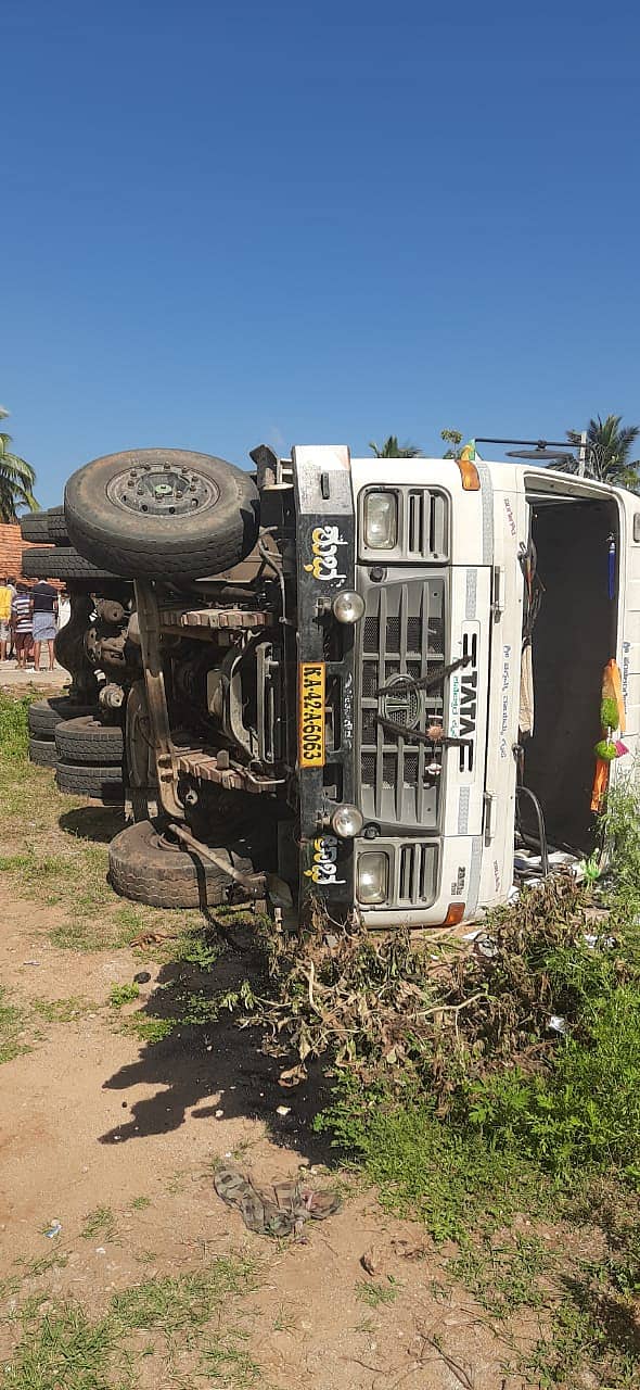 ಕನಕಪುರ ಬೆಂಡಗೋಡು ಗ್ರಾಮದಲ್ಲಿ ಟಿಪ್ಪರ್ ಪಲ್ಟಿ ಆಗಿರುವುದು