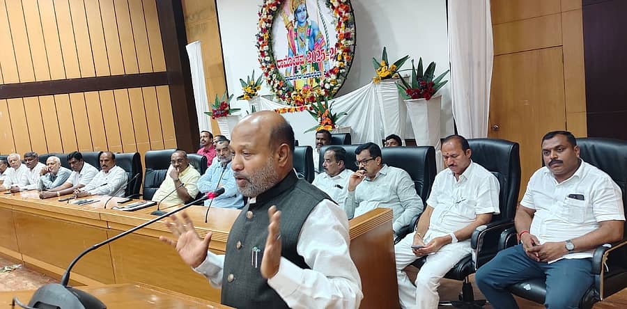 ರಾಮನಗರದಲ್ಲಿ ರಾಮೋತ್ಸವ ಆಚರಿಸುವ ಕುರಿತು ನಗರದ ಜಿಲ್ಲಾ ಪಂಚಾಯಿತಿ ಸಭಾಂಗಣದಲ್ಲಿ ಭಾನುವಾರ ನಡೆದ ಪೂರ್ವಭಾವಿ ಸಭೆಯಲ್ಲಿ  ಶಾಸಕ ಎಚ್.ಎ. ಇಕ್ಬಾಲ್ ಹುಸೇನ್ ಮಾತನಾಡಿದರು. ವಿವಿಧ ಜನಪ್ರತಿನಿಧಿಗಳು ಹಾಗೂ ಮುಖಂಡರು ಇದ್ದಾರೆ