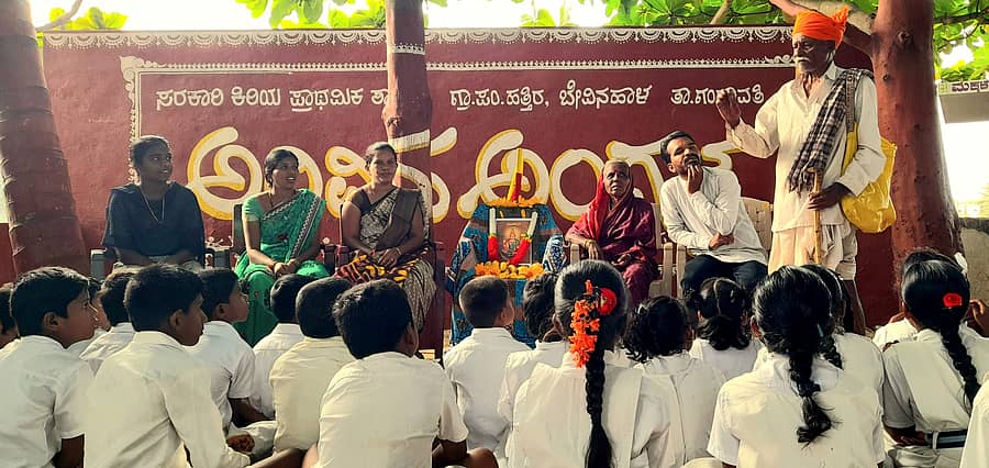 ಕಾರಟಗಿ ಸಮೀಪದ ಬೇವಿನಹಾಳ ಸರ್ಕಾರಿ ಕಿರಿಯ ಪ್ರಾಥಮಿಕ ಶಾಲೆಯಲ್ಲಿ ಶನಿವಾರ ನಡೆದ ಕರ್ನಾಟಕ ರಾಜ್ಯೋತ್ಸವ ಕಾರ್ಯಕ್ರಮದಲ್ಲಿ ಜಾನಪದ ಕಲಾವಿದ ವೆಂಕಟೇಶ ಮೋಡಿಕಾರ ಮಾತನಾಡಿದರು