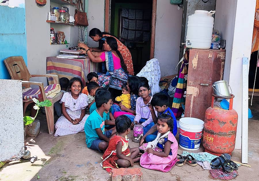 ಸಂಡೂರು ತಾಲ್ಲೂಕಿನ ಕುರೆಕುಪ್ಪ ಪಟ್ಟಣದ ಮೂರನೇ ಅಂಗನವಾಡಿ ಕೇಂದ್ರವು ಕಾರ್ಯಕರ್ತೆಯ ಮನೆಯ ಹೊರಾಂಗಣದಲ್ಲೇ ನಡೆಯುತ್ತಿದೆ