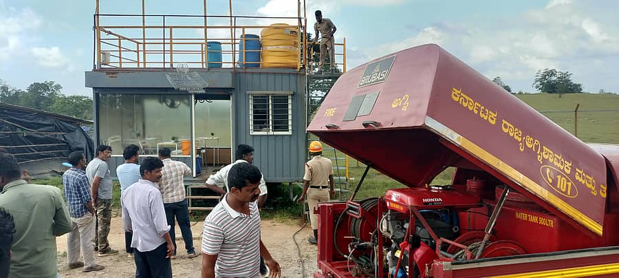 <div class="paragraphs"><p>ಸೋಮವಾರಪೇಟೆ ಸಮೀಪದ ಬೇಳೂರು ಬಾಣೆ ರಸ್ತೆಬದಿಯಲ್ಲಿರುವ ಕಾಫಿ ಕೆಫೆಯಲ್ಲಿ ಭಾನುವಾರ ಮಧ್ಯಾಹ್ನ ಅಗ್ನಿ ಅವಘಡ ಉಂಟಾಗಿದ್ದು, ಅಗ್ನಿಶಾಮಕ ಠಾಣಾ ಸಿಬ್ಬಂದಿ ಬೆಂಕಿ ನಂದಿಸಿದರು</p></div>