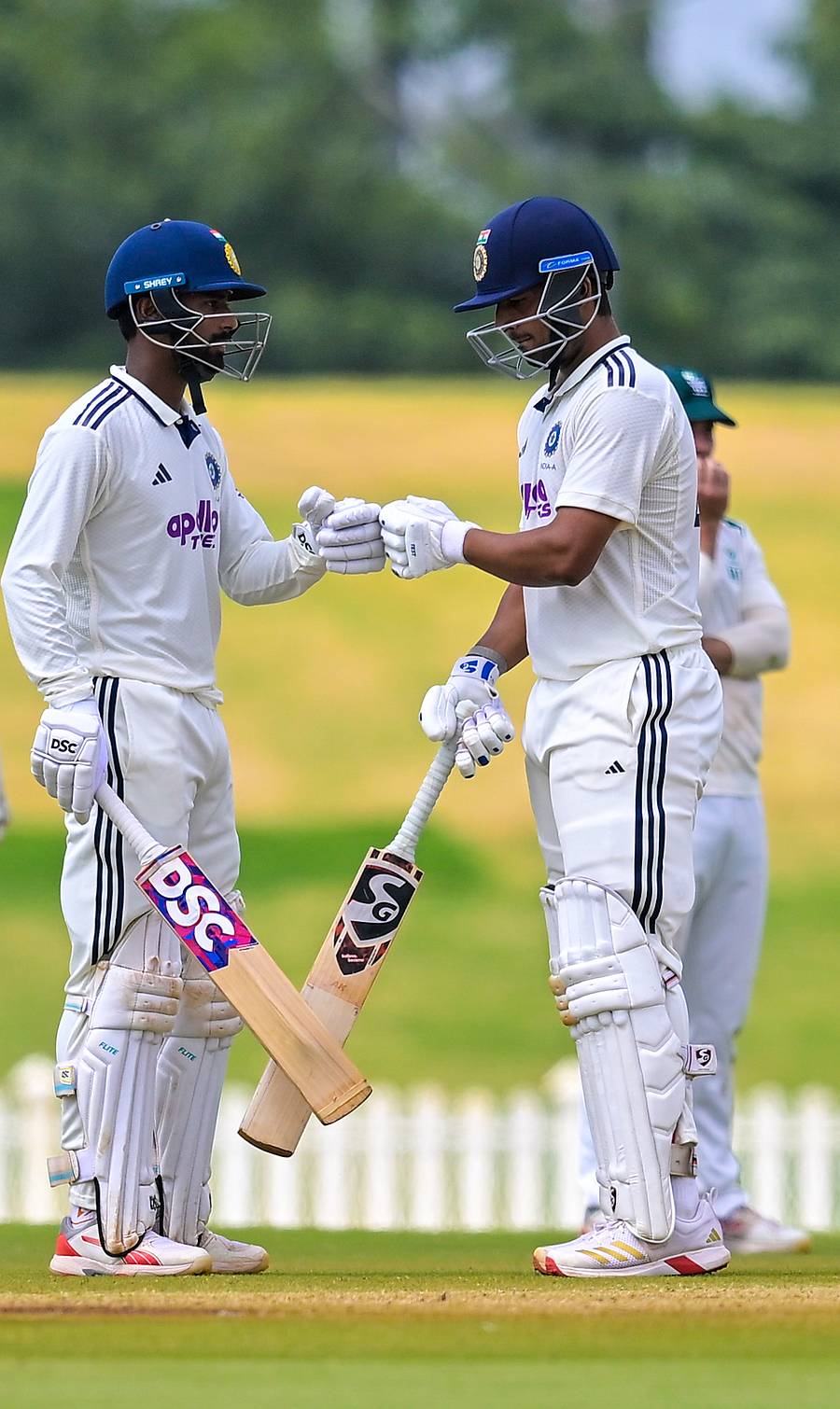 ಭಾರತ ಎ ತಂಡದ ಗೆಲುವಿಗೆ ಕಾರಣರಾದ ಮಾನವ್‌ ಸುತಾರ್‌ ಹಾಗೂ ಅನ್ಷುಲ್ ಕಂಬೋಜ್ ಪ್ರಜಾವಾಣಿ ಚಿತ್ರ/ ಕೃಷ್ಣ ಕುಮಾರ್ ಪಿ.ಎಸ್  